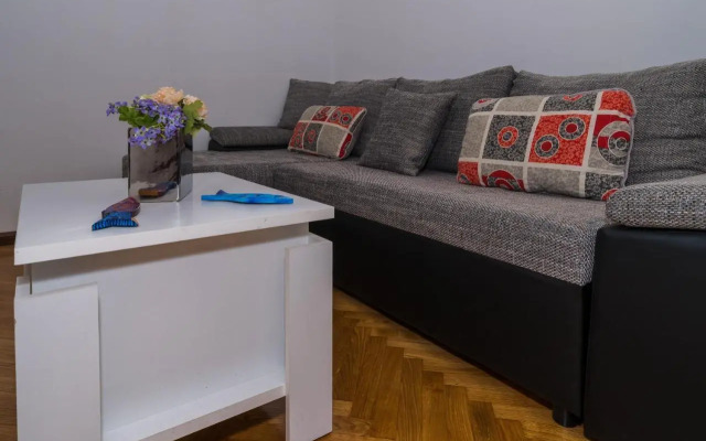 2 bedroom apartment/parking/market