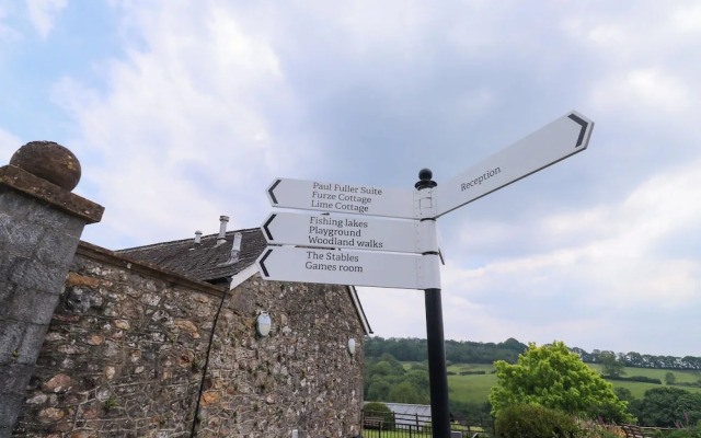 Harcombe House Bungalow 11