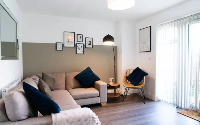 Host Stay Hewitt Close