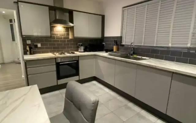 Charming 3-bed Apartment in London