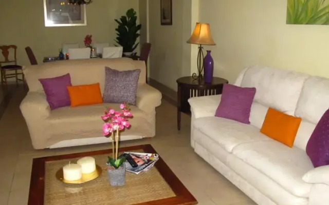 Tropical Luxury in Prime Location