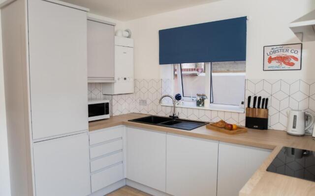 Lovely 2-bedroom Seaside Retreat with Free Parking