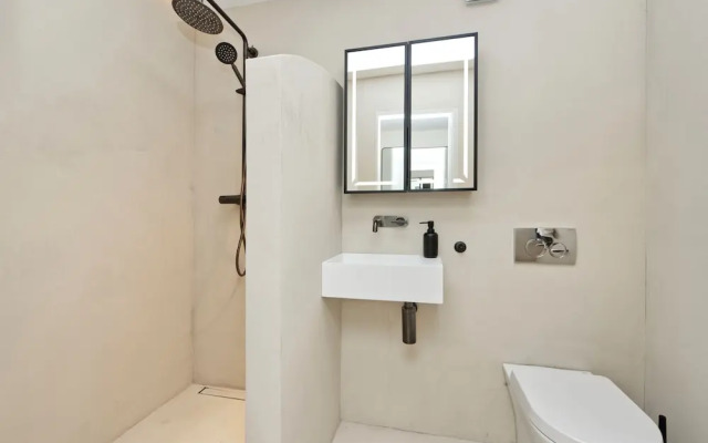 Luxury Designer Flat in Putney by Underthedoormat