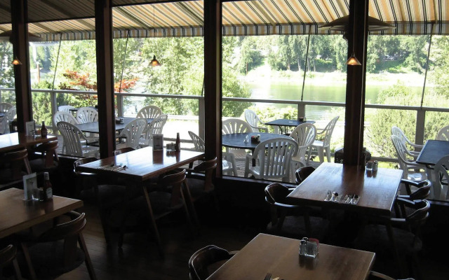 Best Western Plus Rivershore Hotel