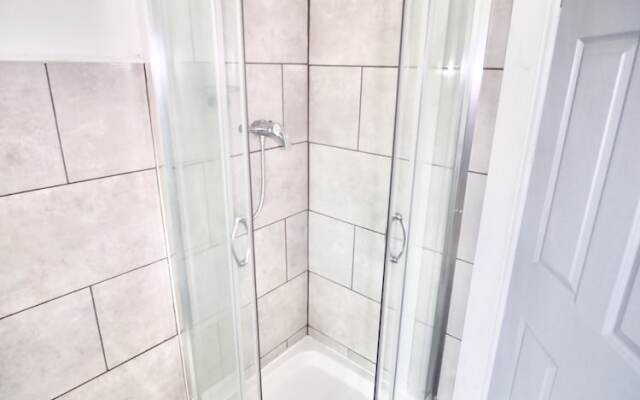 Lovely 6 bed Property Located Within Dudley