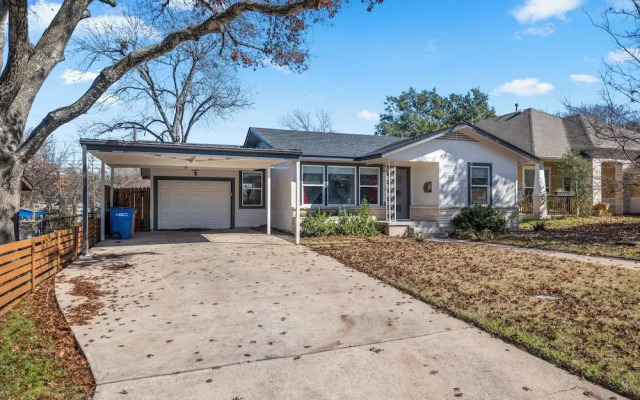 Fun 3BR Retreat in Austin Huge Pool