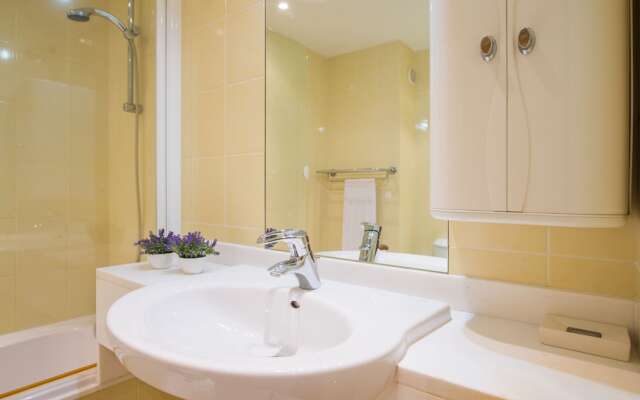 The Cliff Side Apartment by MHM