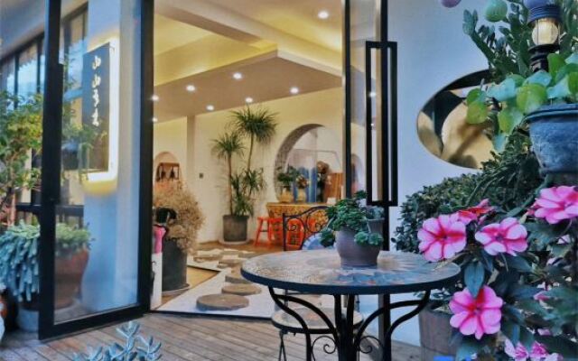 Dali Ancient City Mountain Mountain Youmu Guoxue Garden Homestay