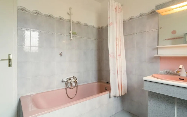 Cozy Holiday Home in Noves with Swimming Pool