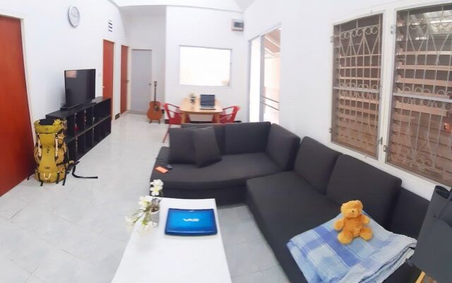 Mj House Stay with guest and host