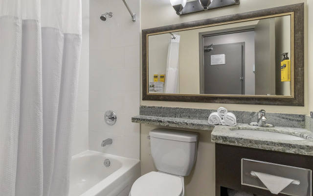 Best Western Plus Chocolate Lake Hotel