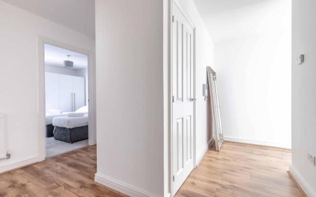 2 Bed & 2 Bath Modern Apartment - Free Parking
