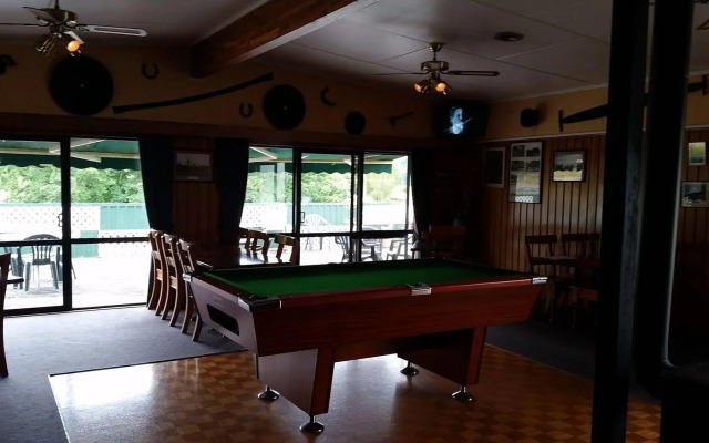 Mahoe Motel Bar n Grill