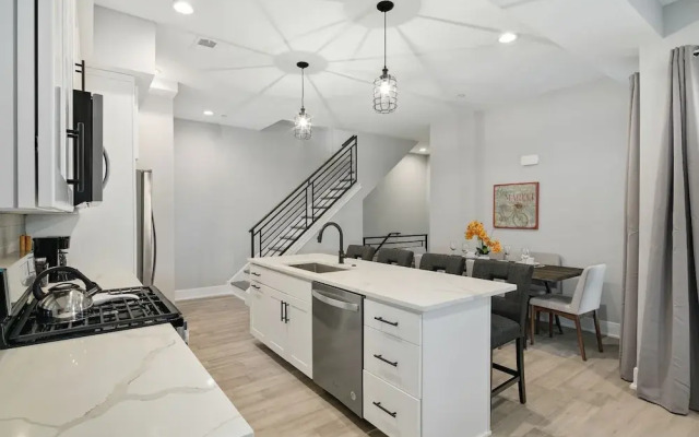 Bright 3 Bedroom + Rooftop Views