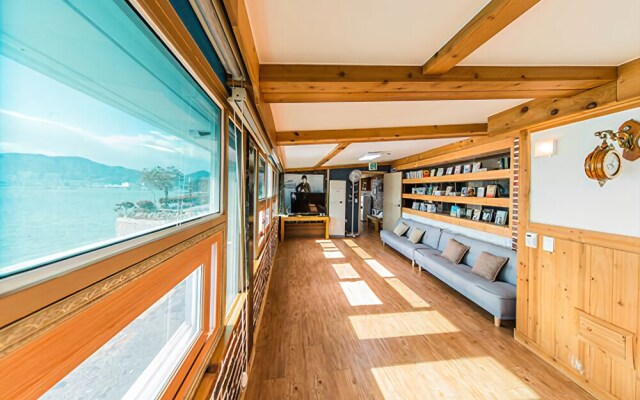 Yeosu White Village Pension