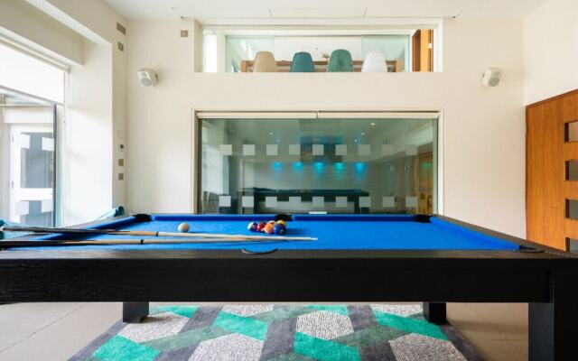 The East Finchley Retreat - 6BDR House with Swimming Pool, Garden, Parking, Pool Table Room