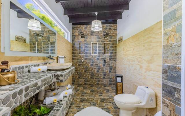 Private Retreat w 5 BR Spa Pool Jacuzzi