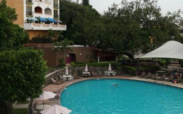 apartamento completo 6 huéspedes incluye acceso al club burgos cuernavaca