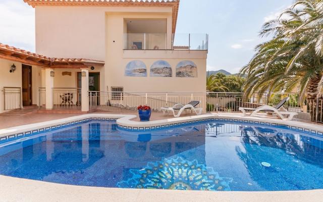 Fantastic Large Holiday Home With Pool For 8 People In Rosas