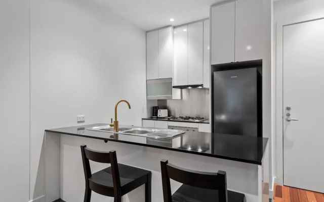 Stylish and Spacious 2-bed Apartment Melbourne – Guest Rooms – Melbourne