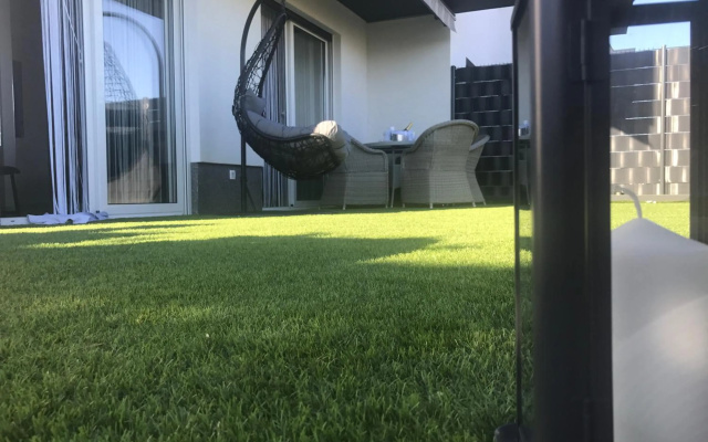 Hedonist-Luxury 2 bedroom apartment with private garden and free parking
