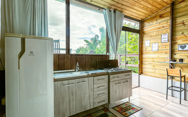 Chalé Rústico com Jacuzzi em Jurerê MAV011