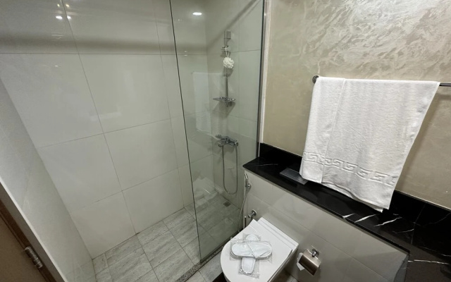 Master Piece - Elegant Studio With Canal View in Business Bay