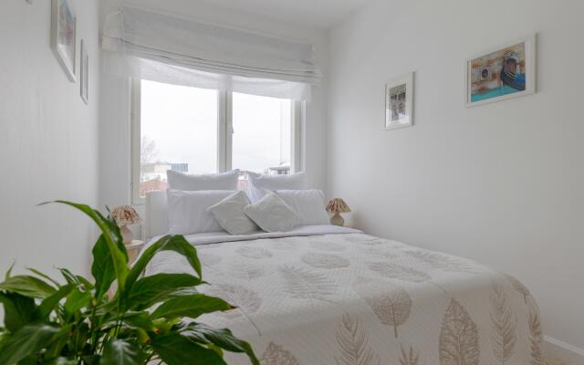 БелосНежность на набережной Обводного канала 108