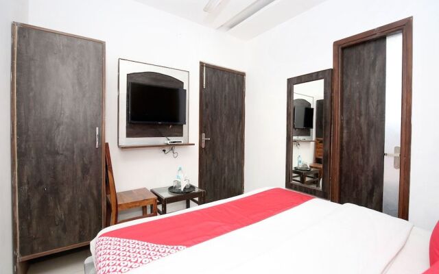 OYO 13431 Hotel Royal Blue