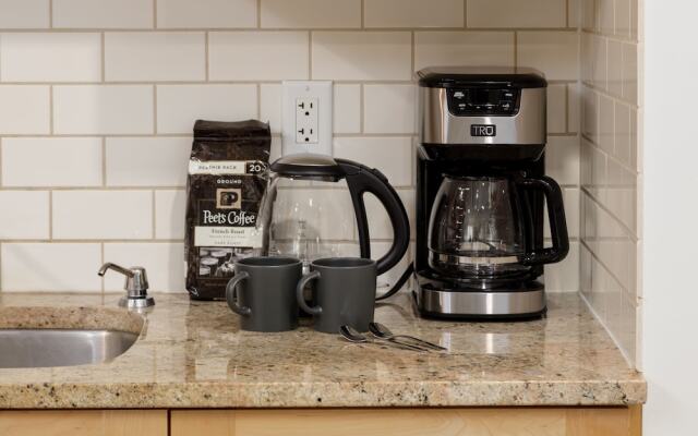 Cozy 2BR BSMT Suite Near Grouse Mt. and Edgemont.