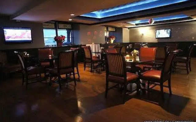Roberts Riverwalk Urban Resort Hotel