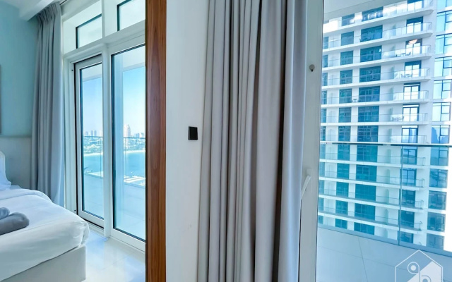 Luxurious Beach front Apt with balcony Dubai Marina