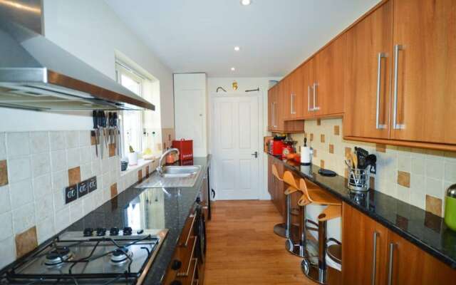 Stylish 2 Bedroom Home Near Bristol