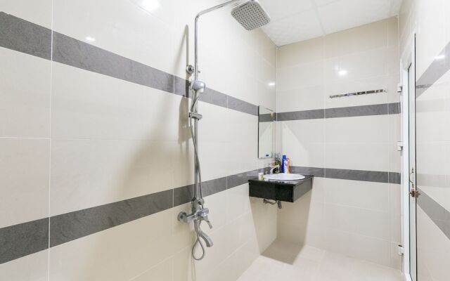 OYO 365 Rose Hotel