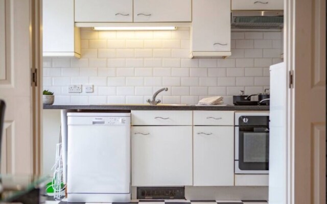 Immaculate 2 Bedroom Apartment in Central London
