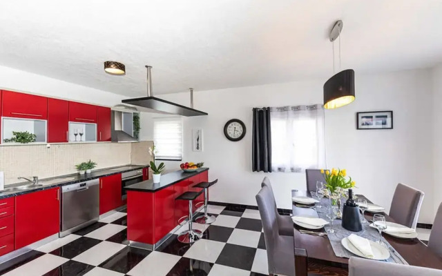Exquisite Spacious Villa Bufaline With Pool and Gym