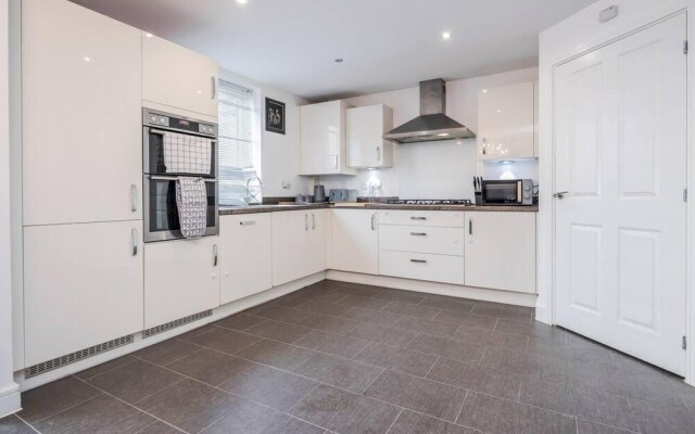 tms Cheerful 5bdr House! Thurrock! Free Parking!