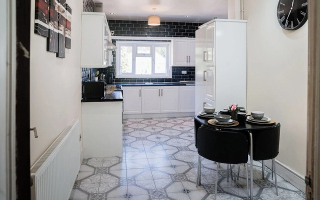 6-bed House - Sleeps 13 - Families & Contractors