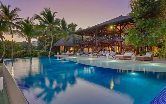 6 BR Beachfront Lush Oasis