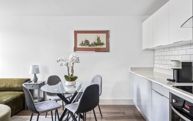Luxurious 2 Bedroom Apartment With Free Parking