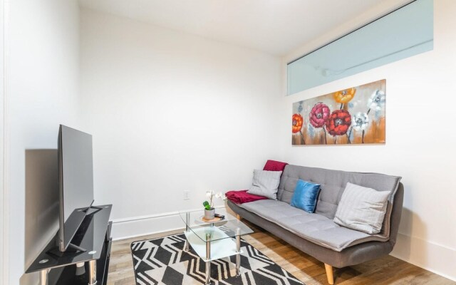 Warm Cozy 2 Bedroom Apartment w Netflix