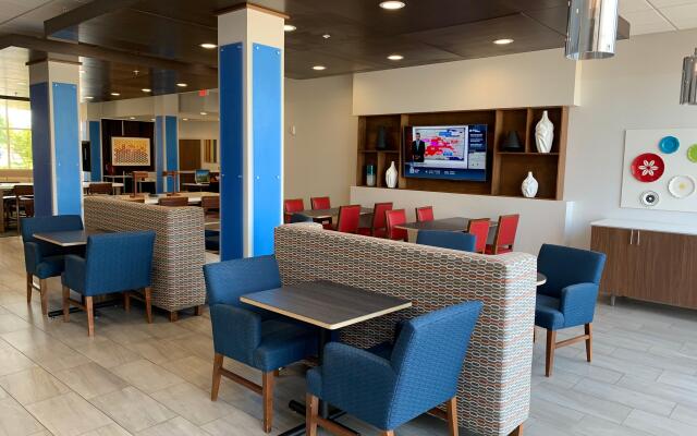 Holiday Inn Express & Suites Moore by IHG