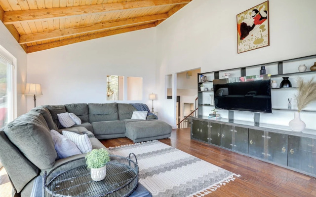 Chic Santa Paula Home w/ Mountain & City Views!