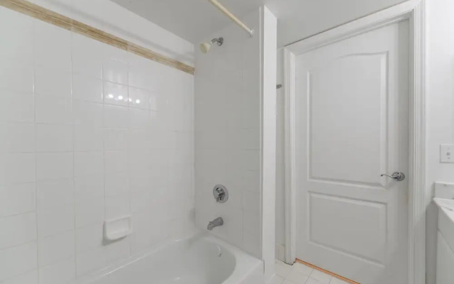 Stunning Condo on 31st Floor