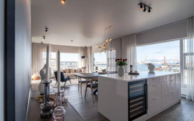 Ocean Breeze Luxury Apartment