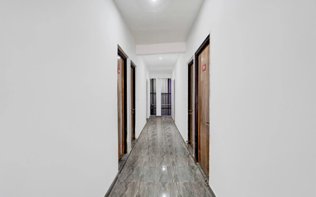 OYO Flagship 80479 A Hotel Royal FNG