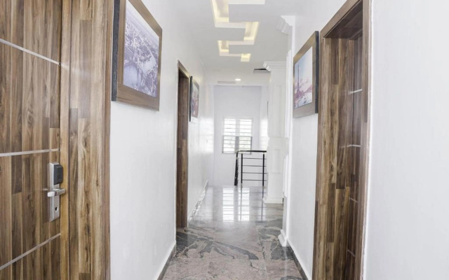 Momak 8 Hotel Adenuga House