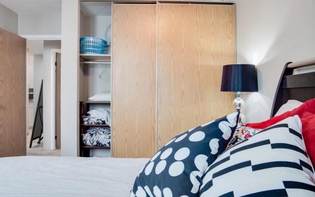 Stylish and Cozy Eau Claire 2BR With Gym Coffee