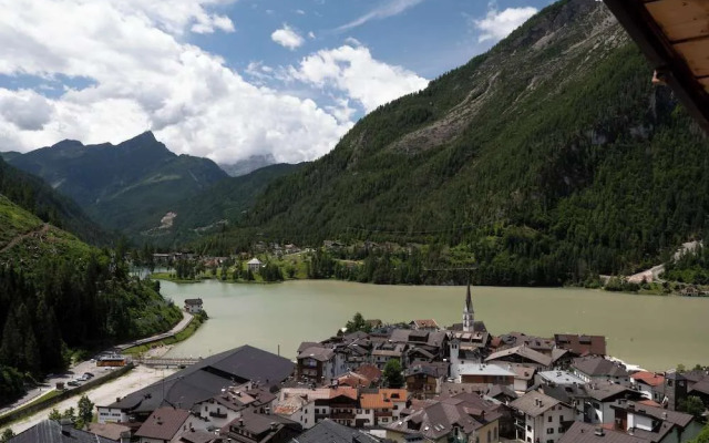 SnowLake Suite & Apartments