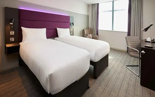 Premier Inn Heathrow Airport T2 & T3 (Bath Road)